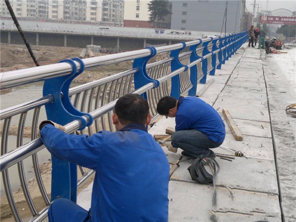 宁夏不锈钢桥梁护栏除锈维护的重要性及其方法