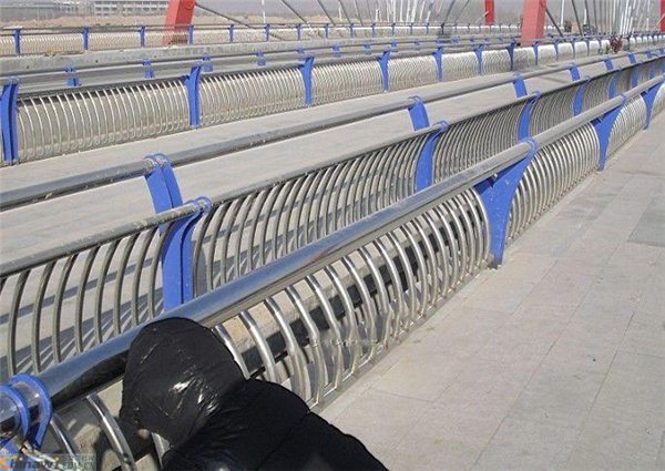 宁夏不锈钢复合管护栏一种安全而耐用的防护解决方案
